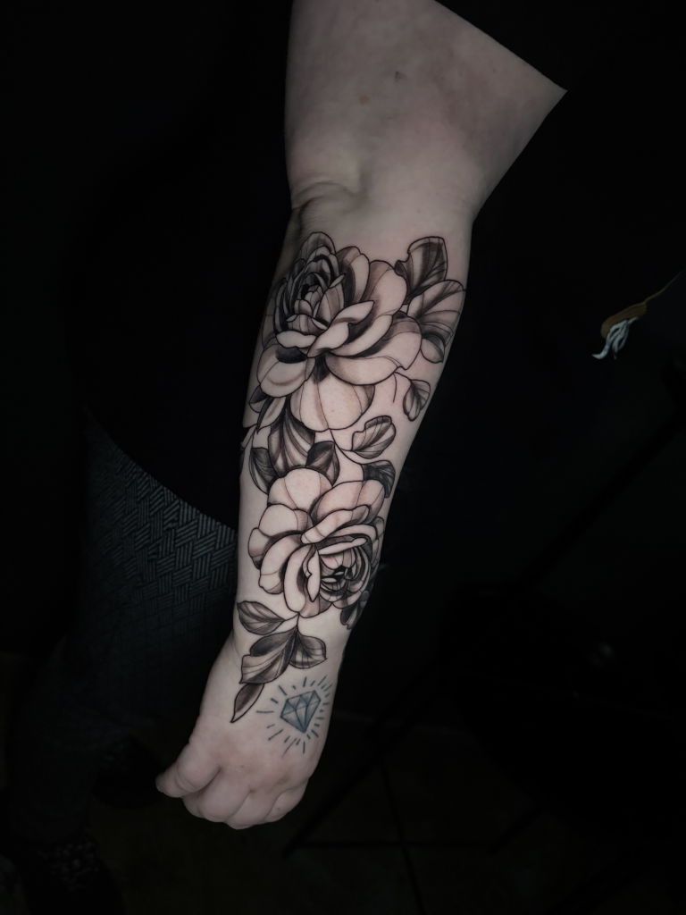 Manga floral en el antebrazo con rosas y peonías sombreadas